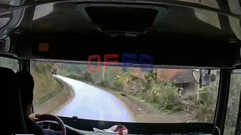 Clip: Thót tim tài xế thoát chết trong gang tấc khi xe tải đổ đèo