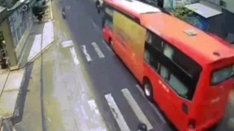 Clip: Va chạm ô tô khách, xe tải đâm sập nhà dân bên đường