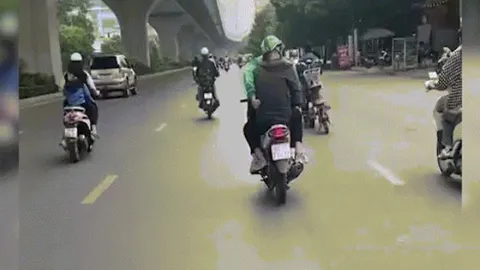 Clip: Chuyến xe đầy bất ổn với vị khách "đặc biệt"