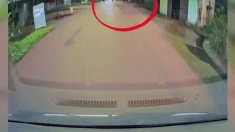 Clip: Thót tim bé chạy sang đường đâm thẳng vào xe tải, thoát nạn trong gang tấc