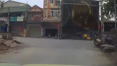Clip: Hú hồn cô gái ôm cua vào ngõ đối đầu ô tô nguy hiểm
