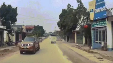 Clip: Xe tải đâm trực diện xe lu đang đậu bên đường