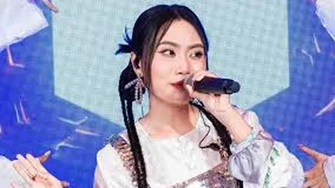Phương Mỹ Chi phản ứng ra sao khi gặp lại 'tình cũ' trong show diễn?