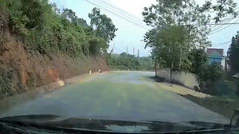 Clip: Vượt ẩu tại khúc cua, xe máy va chạm sườn xe tải "nảy lửa"