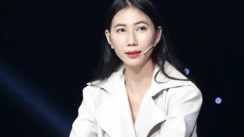 Nữ người mẫu Việt nổi tiếng bị bắt gặp bán trà muối ớt ở quận 7