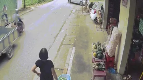 Clip: Ô tô chuyển làn ẩu, bị xe máy húc tung đầu