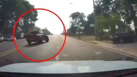 Clip: Bán tải sang đường kiểu "lườm rau gắp thịt" khiến xe sau lao thẳng cột điện