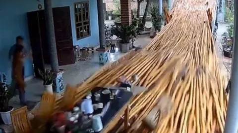 Clip: Tài xế bất cẩn khiến thân cây lao xuống phá tan bộ bàn ghế