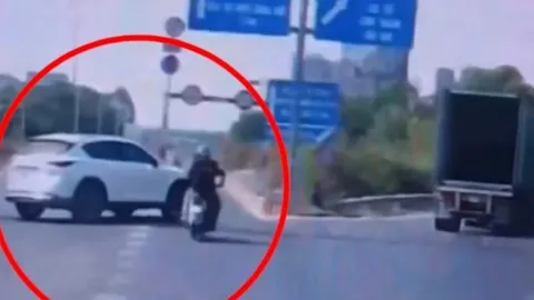 Clip: Bất bình ô tô chuyển làn đột ngột, gây tai nạn rồi bỏ chạy