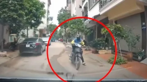 Clip: Thanh niên "bướng bỉnh" không nhường đường, dừng xe xem điện thoại