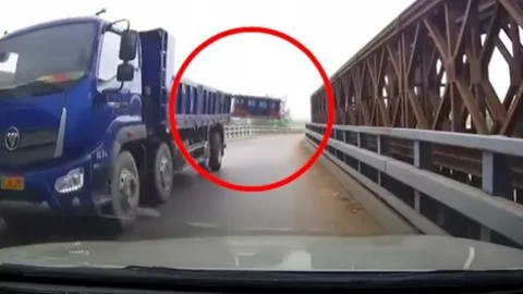 Clip: Pha thoát nạn thót tim khi ô tô suýt bị vả vỡ kính lái trên cầu