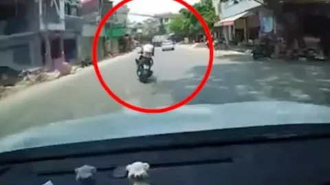 Clip: Khó hiểu thanh niên vượt ô tô phi thẳng vào vật liệu xây dựng bên đường