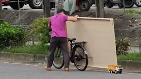 Clip: Cười chảy nước mắt với pha chở hàng đầy sáng tạo của xe đạp