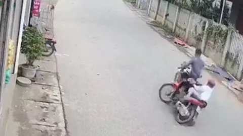 Clip: Cười lộn ruột với pha va chạm xe máy cứ ngỡ như là bị cướp