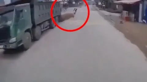 Clip: Thót tim ô tô bất ngờ "ám sát" trên đường, xe đạp điện trở tay không kịp