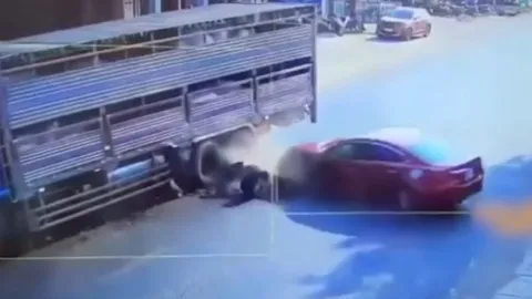 Clip: Khó hiểu tài xế đâm thẳng vào xe tải, rụng bánh, bung tung khí