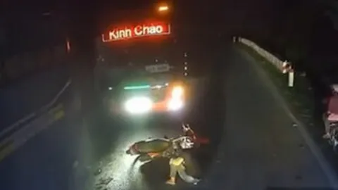 Clip: Xe máy vượt ẩu, đâm thẳng đầu ô tô khách cực nguy hiểm