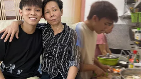 Hồ Văn Cường trổ tài nấu ăn, hát tặng mẹ ruột trên livestream