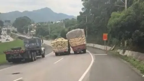 Clip: Dở khóc dở cười với hành động "chị ngã em nâng" của hai ô tô