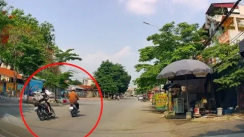 Clip: Va chạm nảy lửa, thanh niên đứng dậy như chưa hề có gì xảy ra