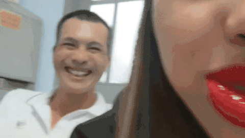 Đi xăm môi về, cô gái khiến cả nhà không nhịn được cười