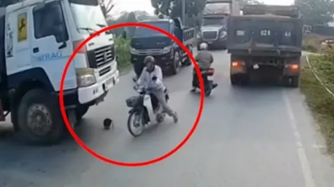 Clip: Người đàn ông đi xe máy suýt chui gầm ô tô vì nhặt mũ bảo hiểm