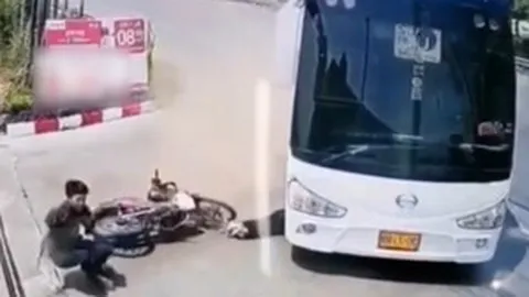 Clip: Hãi hùng cô gái văng khỏi xe máy, lao vào ô tô thoát nạn trong gang tấc