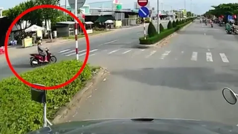 Clip: Hú vía khi Ninja sang đường khiến xe đầu kéo cũng phải chào thua