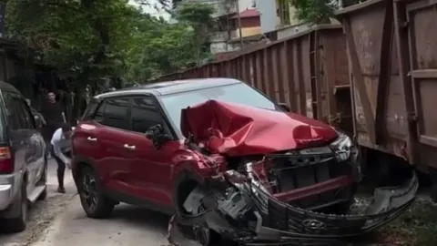 Clip: Đỗ xe cạnh đường tàu, chủ xe bất lực nhìn tàu hoả đâm nát đầu ô tô