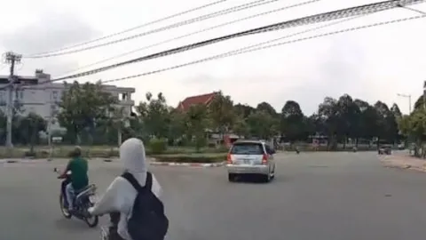 Clip: Hú vía cô gái phóng xe máy lướt qua đầu ô tô thản nhiên như không