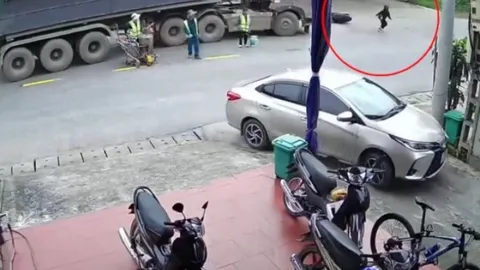 Clip: Kỹ năng thoát nạn cực tốt của cô gái đi xe máy tránh ô tô tải lao tới
