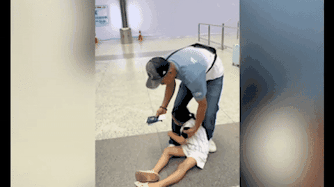 Bé gái ôm giữ chân bố ở sân bay, nghe câu chuyện phía sau càng thêm xúc động