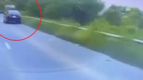 Clip: Phẫn nộ ô tô tạt đầu chèn ngã người đi xe máy rồi bỏ chạy