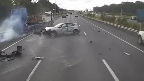Clip: Bám đuôi xe phía trước, tài xế Mazda gây tai nạn liên hoàn trên cao tốc