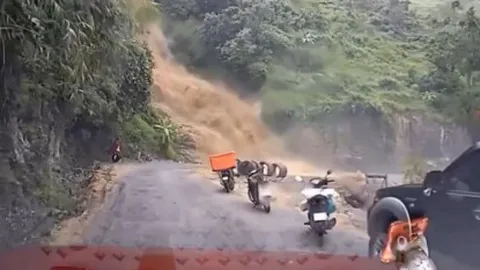 Clip: Rùng mình tài xế lái xe qua đường đèo nước lũ chảy cuồn cuộn