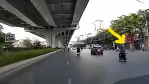 Clip: Pha chuyển làn quá nhanh khiến thanh niên phải "đo đường"