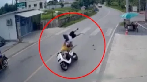 Clip: Xe máy phóng nhanh hất tung người đi bộ sang đường