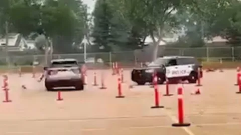 Clip: Mãn nhãn màn đi lùi đường zig zag của cảnh sát