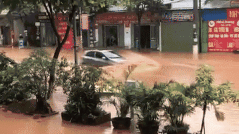 Ô tô 'chết máy' trên đoạn đường bị ngập nặng, dân tình chỉ ra lỗi sai của tài xế