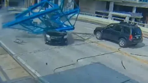 Clip: Nữ tài xế thoát nạn thần kỳ khi bị cần cẩu rơi đè bẹp ô tô