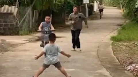 Clip: "Búp măng non" về quê tập đi xe đạp khiến "tre già" chạy theo toát mồ hôi