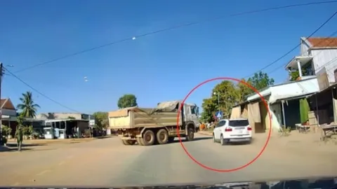 Clip: Thót tim tài xế ô tô liều lĩnh tạt đầu xe ben đang quay đầu để vượt