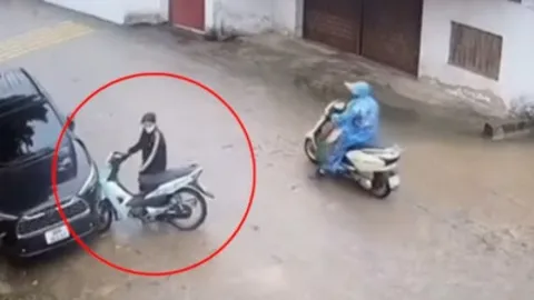 Clip: Vào cua cực gắt, cô gái phi xe máy đâm dính chặt vào ô tô
