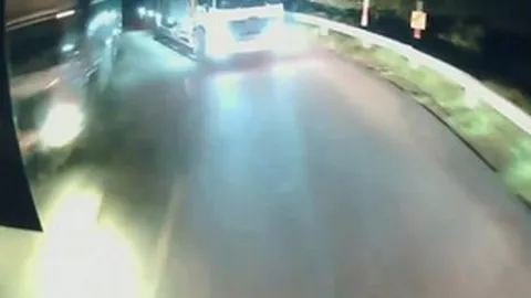 Clip: Tài xế phanh "cháy lốp" tránh đối đầu xe tải ôm cua lấn làn