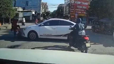 Clip: Tài xế ô tô như say rượu lái xe gây va chạm liên tục với xe máy