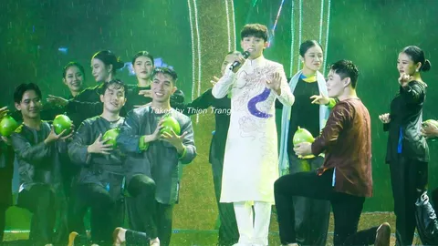 Thấy khán giả dầm mưa xem mình biểu diễn, Hồ Văn Cường có hành động dứt khoát