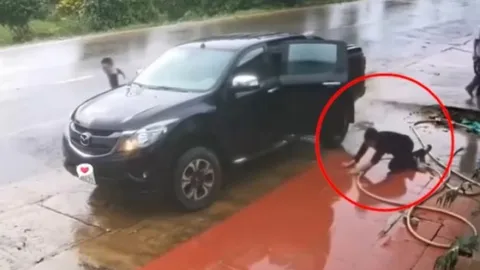 Clip: Cười chảy nước mắt với thanh niên bước xuống ô tô trượt ngã tới 3 lần
