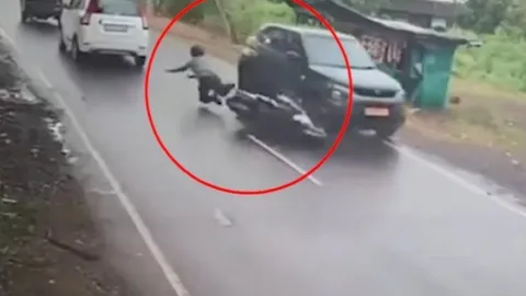 Clip: Thanh niên buộc phải nhảy khỏi xe sau pha vượt ẩu