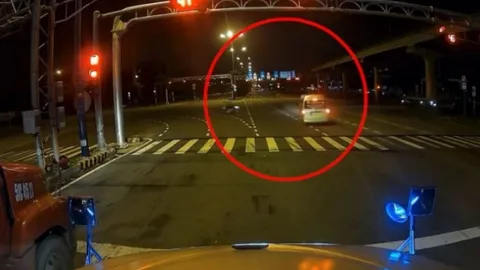Clip: “Nhanh một giây, chậm cả đời”, tài xế ô tô vượt đèn đỏ đâm bay xe máy