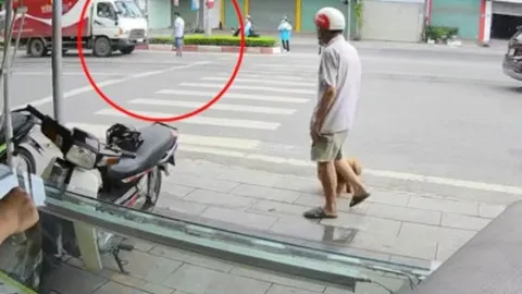 Clip: Thanh niên đập đầu vào ô tô rồi ra giữa đường "ăn vạ"